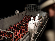 Италия и Мальта отказались принять судно с детьми и беременными женщинами (фото)