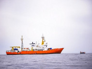 Испания согласилась принять спасательное судно с нелегалами 