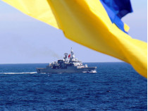 Флаг Украины на море