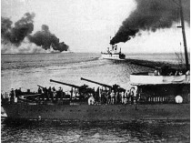 эсминец «Керч» топит корабли в Цемесской бухте