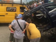 Под Киевом пьяный водитель на BMW разнес остановку и несколько автомобилей (видео)
