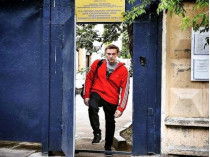 ВВ спецприемниках Москвы арестантам подают тирамису студентки иняза, – Алексей Навальный 