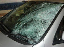 Чуть не убили детей: на одесской трассе подростки бросали камни в проезжавшие машины (фото)