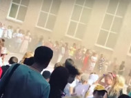 В Днепре скучный школьный праздник "оживили" дымовыми шашками (видео)