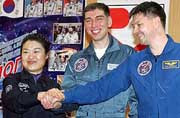 Командиром экипажа стартовавшего вчера космического корабля «союз тма-12» стал сын знаменитого советского космонавта александра волкова