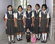 В индии живет 15-летняя девочка весом пять килограммов и ростом 58 сантиметров