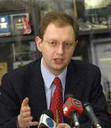 Арсений яценюк: «кому-то закрутило в одном месте, чтобы быстро конституцию принять? »