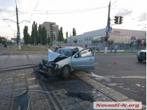 В Николаеве пьяный водитель на Nissan перевернул маршрутку с двадцатью пассажирами (фото, видео)