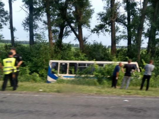 Автобус с пассажирами на скорости вылетел в кювет (фото)
