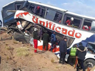 В Боливии пассажирский автобус на скорости врезался в скалу, погибли 17 человек