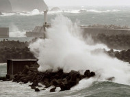 На Японию обрушился мощный тайфун "Гаеми"