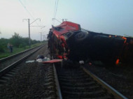 В Днепропетровской области грузовик упал с моста на железнодорожные пути: есть пострадавший