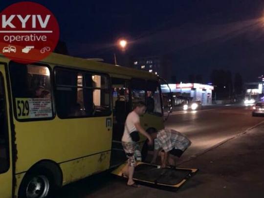 В Киеве у маршрутки прямо на ходу отвалились двери (фото)