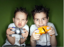 дети играют в видеоигру