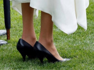 Почему Меган Маркл всегда носит туфли на два размера больше (фото)