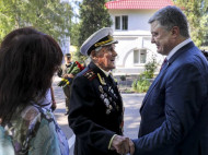 Порошенко вручил орден знаменитому 100-летнему ветерану Залужному (фото)