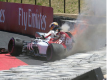 Гонщик «Формулы-1» не заметил, как его болид загорелся