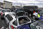 В швейцарии, где произошла страшная авария с участием около 70 автомобилей, людей пришлось извлекать из-под груды металла с помощью автогена
