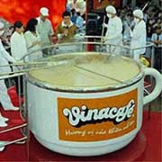 Из приготовленной во вьетнаме самой большой в мире чашки кофе можно напоить 30 тысяч человек