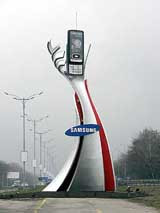 Подъезд к столичному аэропорту «борисполь» украсила 15-метровая стела в виде руки, держащей телефон
