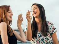 Ученые выяснили, какой напиток делает женщин более счастливыми