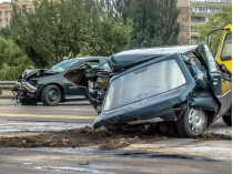 ДТП на столичных Березняках: топливо вылилось на дорогу, двое пострадавших (фото)