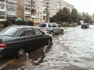 Разгул стихии на Киевщине: затопленные улицы и автостанция усложнили людям путь домой (фото)