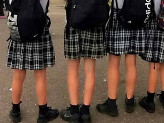 Школьницы в юбках