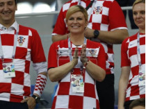 Президент Хорватии смотрела матч с датчанами на фанатской трибуне (видео)
