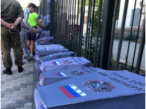 Под посольство Росии в Киеве принесли «гробы»