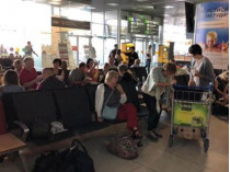 В киевском аэропорту снова застряли туристы (фото)