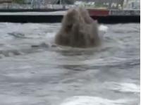 На популярном пляже в Одессе забил огромный фонтан из нечистот 