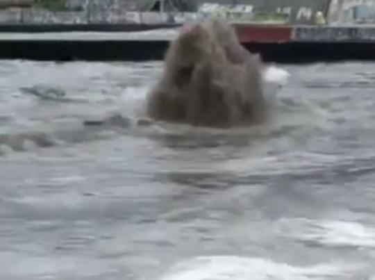 На популярном пляже в Одессе забил огромный фонтан из нечистот 