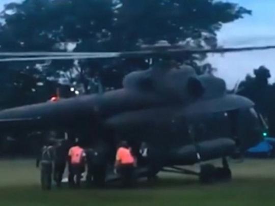 Военный вертолет забирает спасенных детей