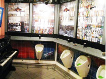 Туалет в метро Вены