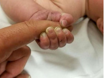 Рука спасенного малыша
