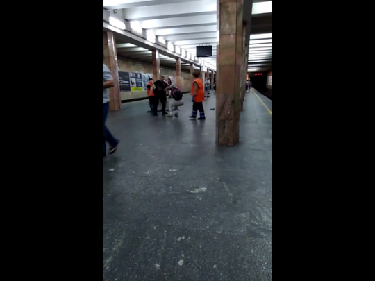 полицейский избивает мужчину в метро