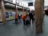 Стала известна причина жестокого избиения полицейским пассажира киевского метро