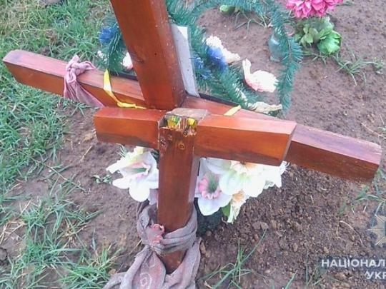 Обиделся: 13-летний подросток сломал на кладбище больше 50 крестов (фото)