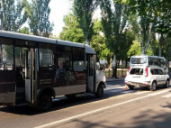 Притормозил перед мамой с коляской: маршрутка врезалась в джип