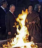 Муамар каддафи принял владимира путина по традициям бедуинов&nbsp;— в праздничном шатре