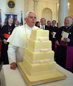 Джордж буш подарил папе римскому на 81-летие четырехъярусный торт и хрустальное распятие