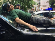 "На капот бросился": депутат Пинзеник опроверг, что сбил митингующего под Радой (видео)