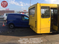 В Киеве автомобиль влетел в маршрутку на остановке: есть пострадавшие (фото)