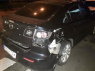 В Киеве Mazda «подрезала» троллейбус: двое пострадавших (видео)