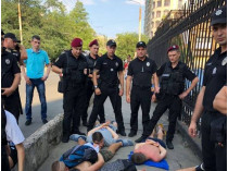 В Одессе полиция задержала фанатов киевского «Динамо», ограбивших и избивших парня и девушку