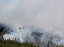 Вертолет тушит лесной пожар