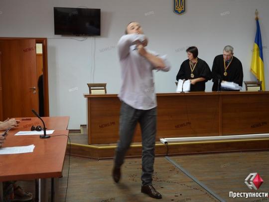 В Николаеве недовольный решением суда рецидивист забрызгал кровью прокурора (фото, видео)