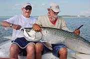 Отец президента сша 83-летний джордж буш-старший поймал на удочку гигантскую рыбу весом 61,4 килограмма