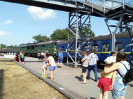 Под Запорожьем локомотив врезался в пассажирский поезд: есть пострадавшие